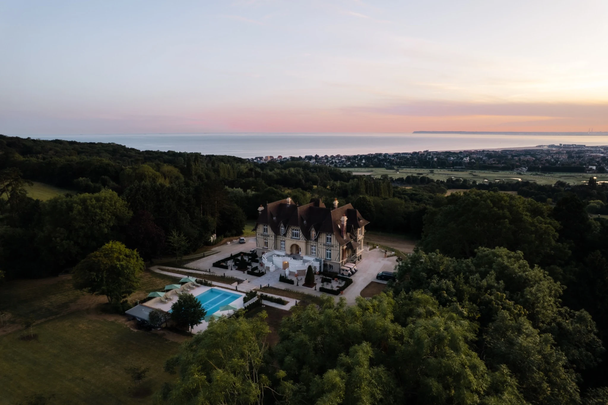 Vue aérienne d’un domaine normand à l’heure dorée