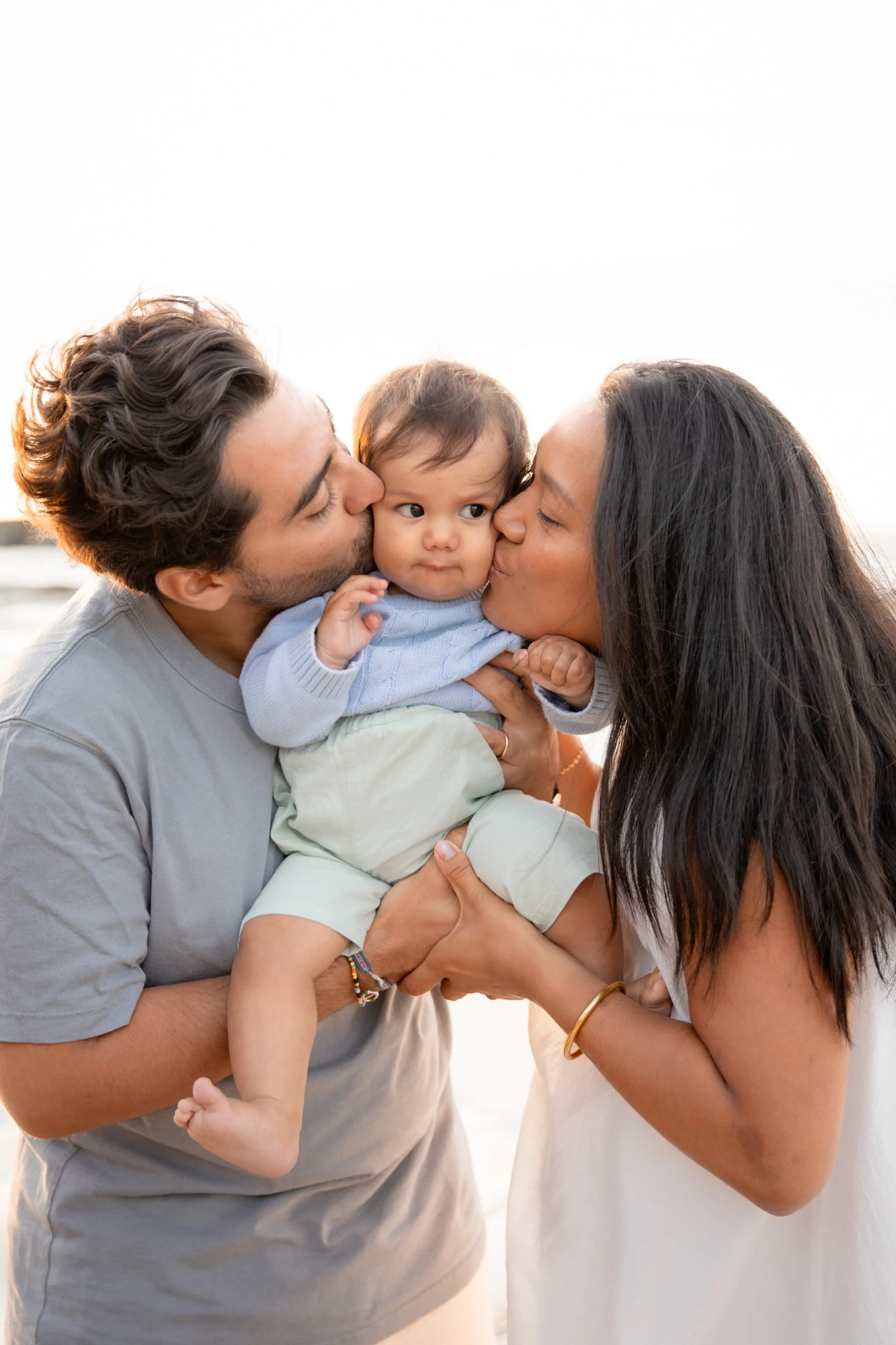 Des parents partagent un moment tendre avec leur bébé
