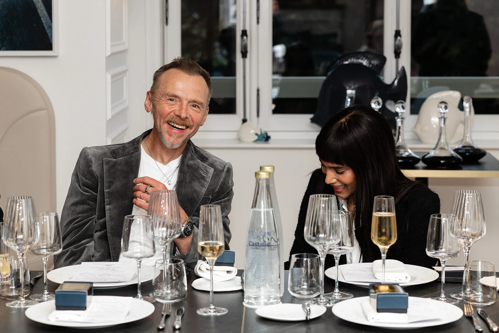 Deux convives échangent pendant un dîner dans un restaurant