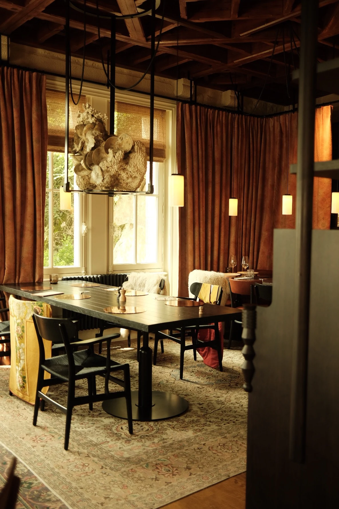 Une salle de restaurant au décor chaleureux et intimiste