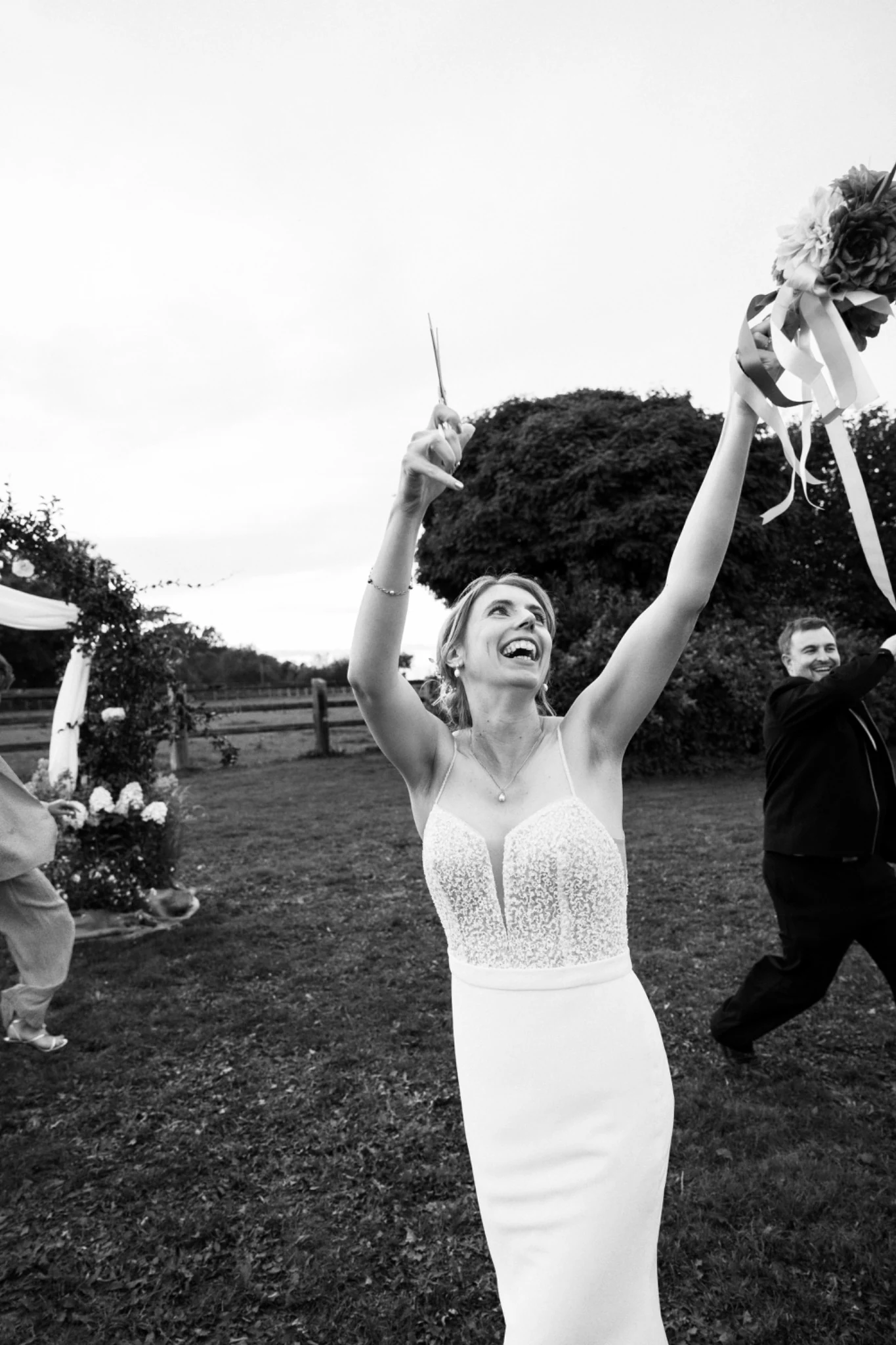 La mariée célèbre avec ses proches après la cérémonie